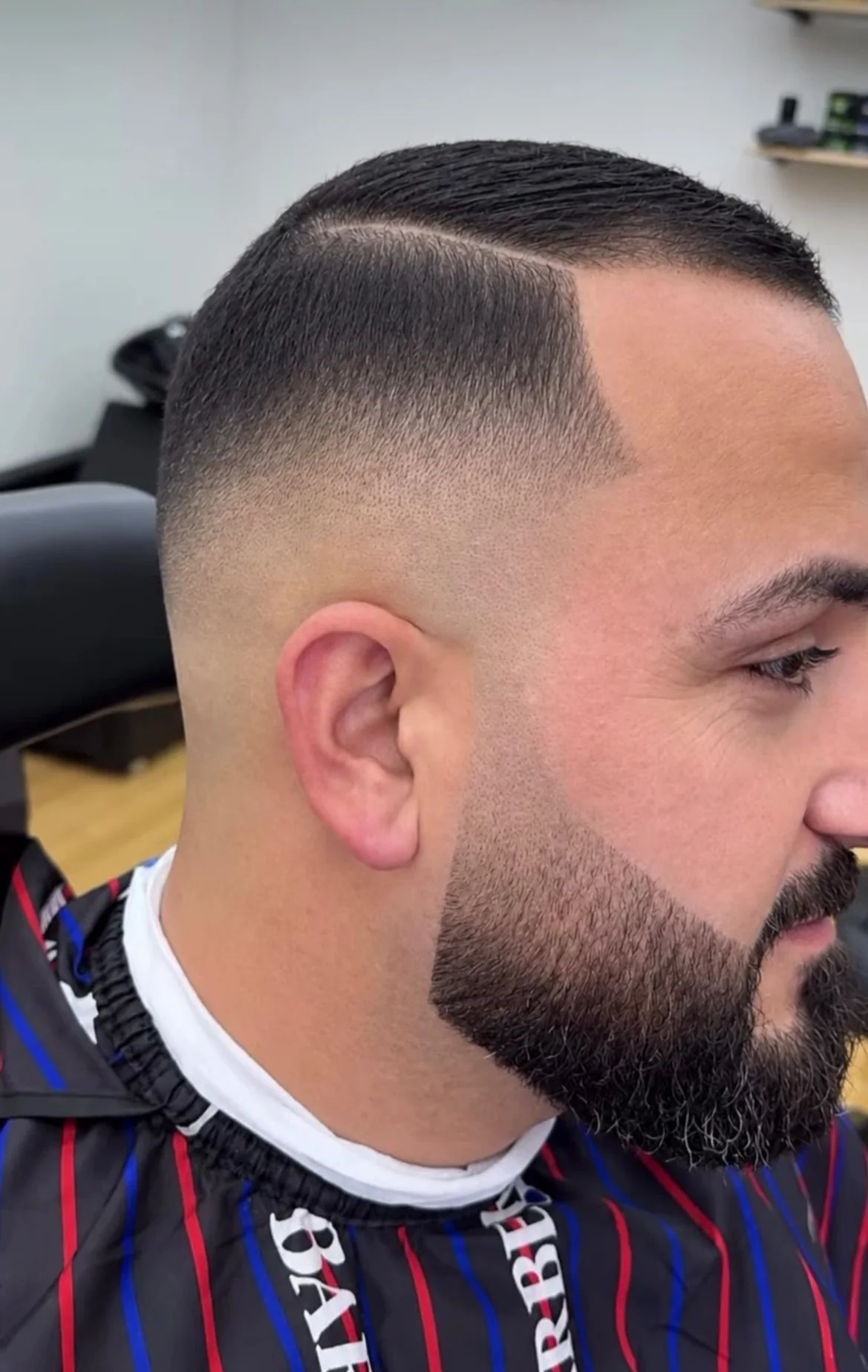 Präziser Skin Fade, Seitenscheitel und saubere Bartkonturen – eine Arbeit von Sheroo Coiffeur