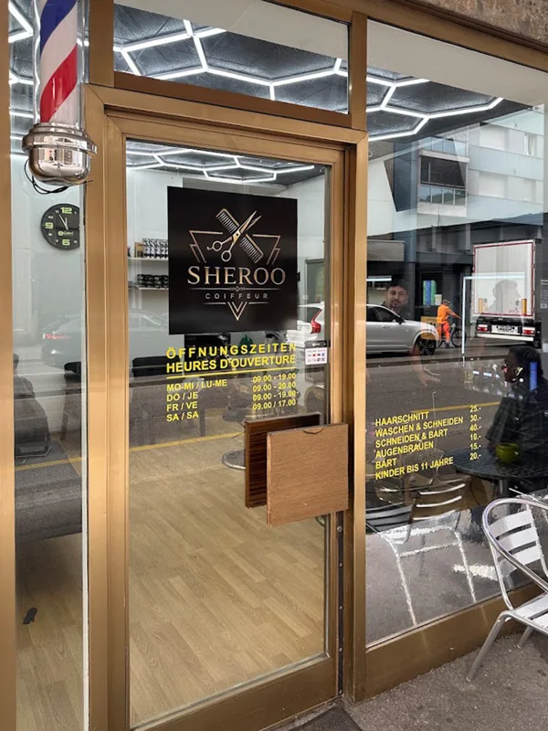 Eingang von Sheroo Coiffeur mit schwarzem Salonzeichen an der Brüggstrasse 6